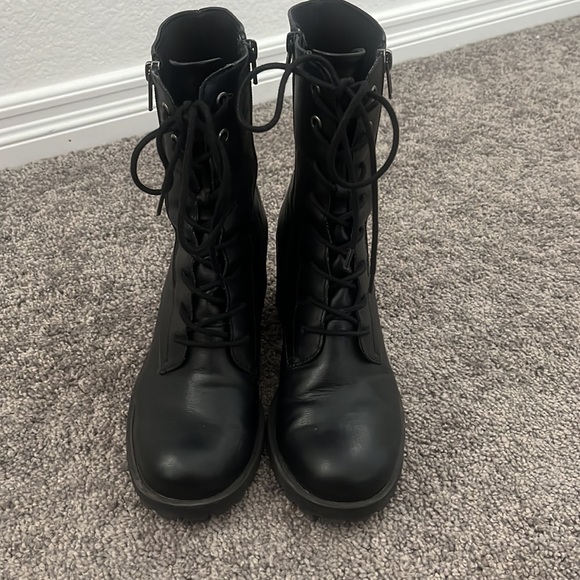 Black boots - Picture 3 of 5